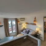 Balcon Des Iles D'or - T2 Seafront Historic Center Apartment *