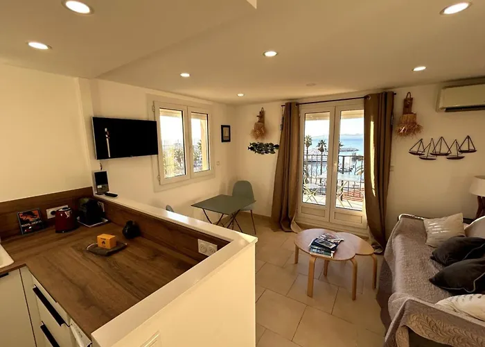 Daire Balcon Des Iles D'or - T2 Seafront Historic Center *